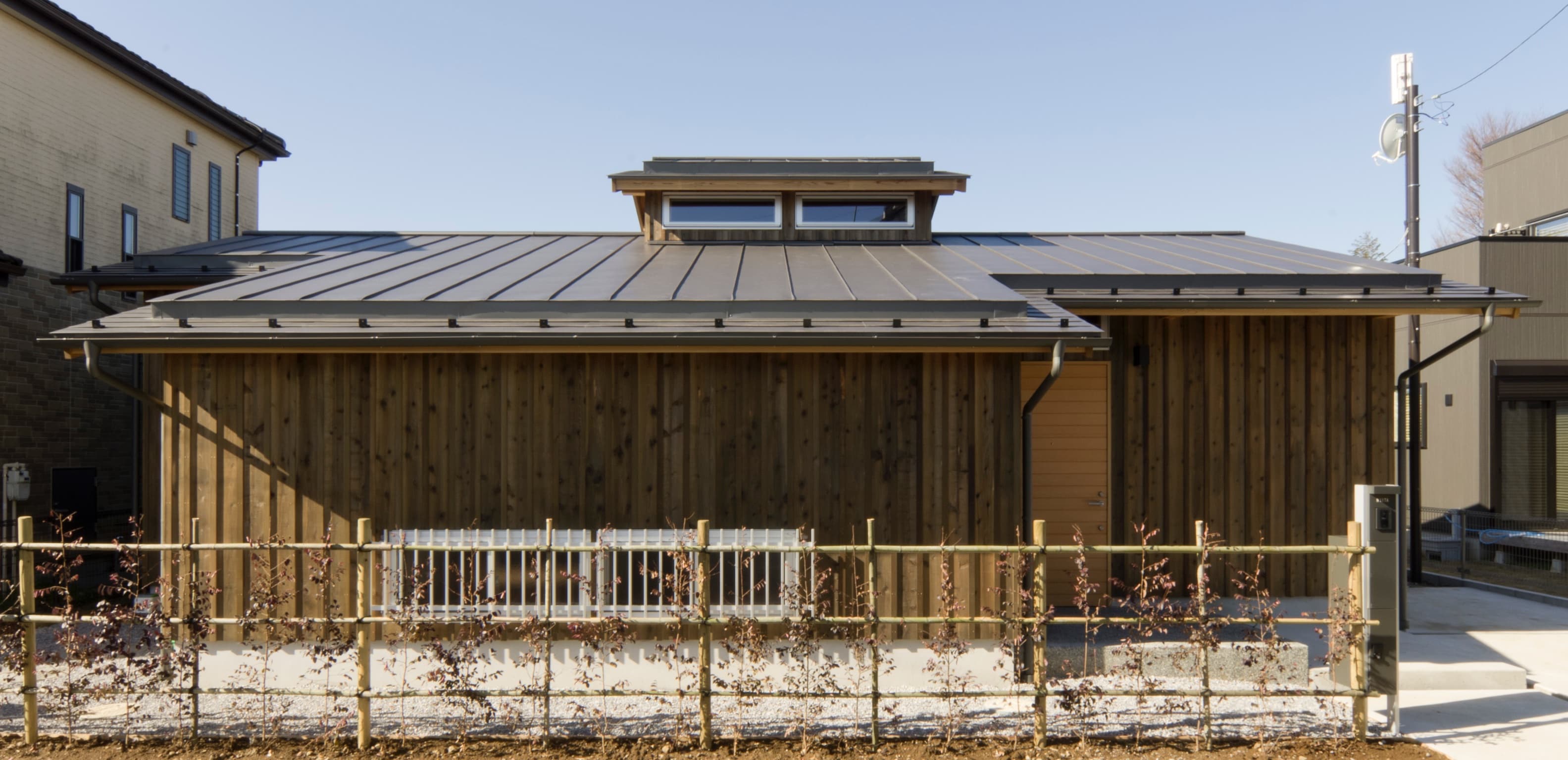 風景に溶け込む平屋